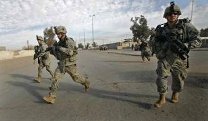 U.S. Army soldiers with the 101st Airborne Division run across ...